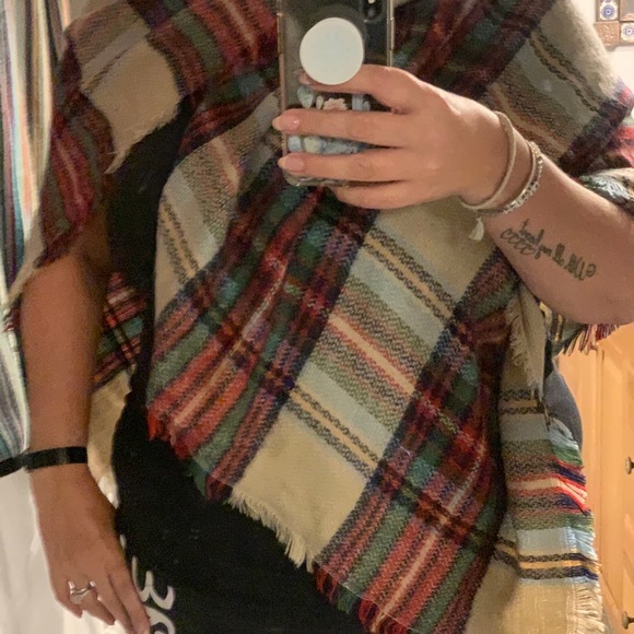 Large plaid scarf/wrap - Picture 7 of 7